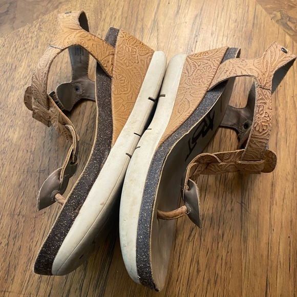 OTBT sandals (worn) - Picture 4 of 4